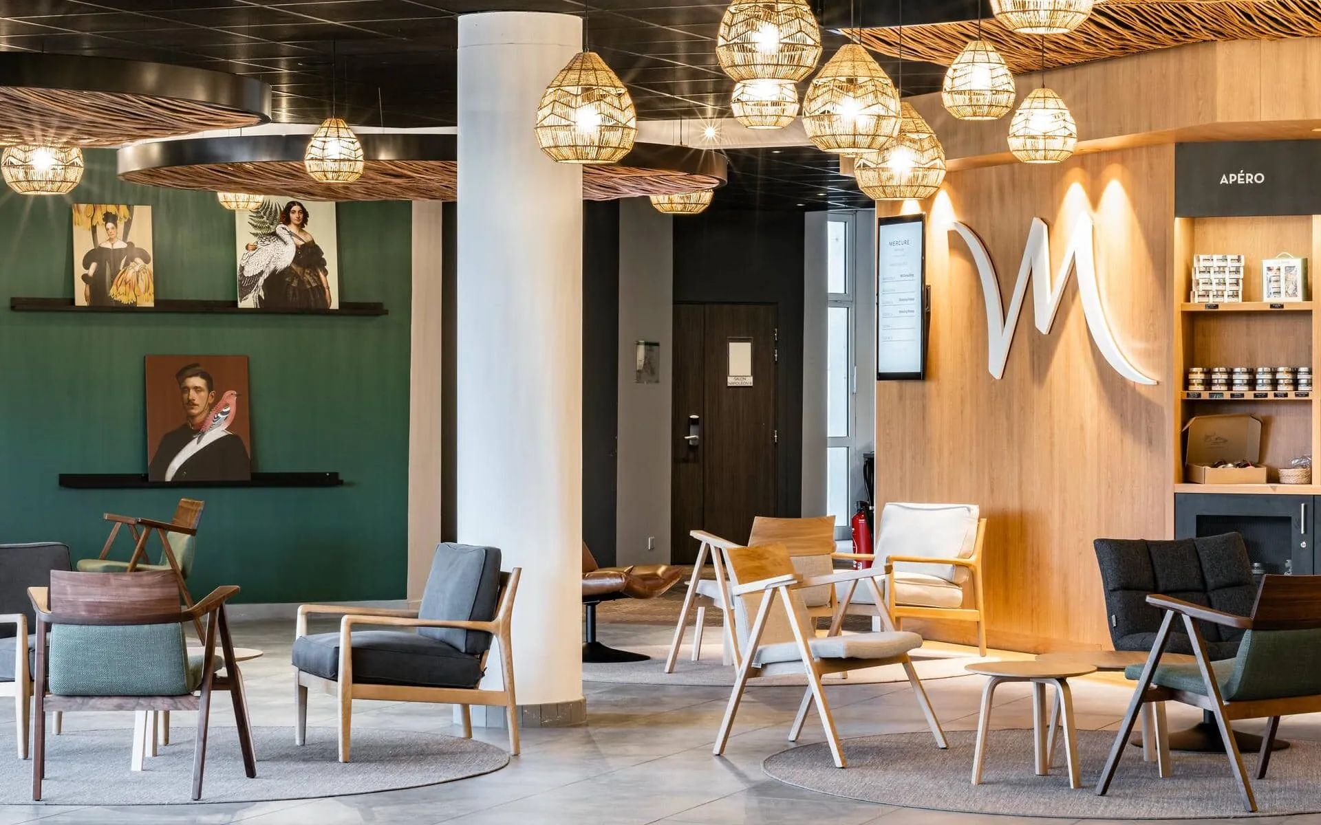 une salle avec un panneau sur lequel est écrit apido