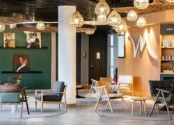 une salle avec un panneau sur lequel est écrit apido