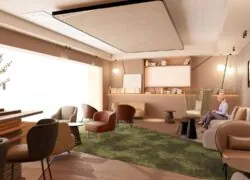 une femme est assise sur un canapé dans une pièce avec des chaises et des tables