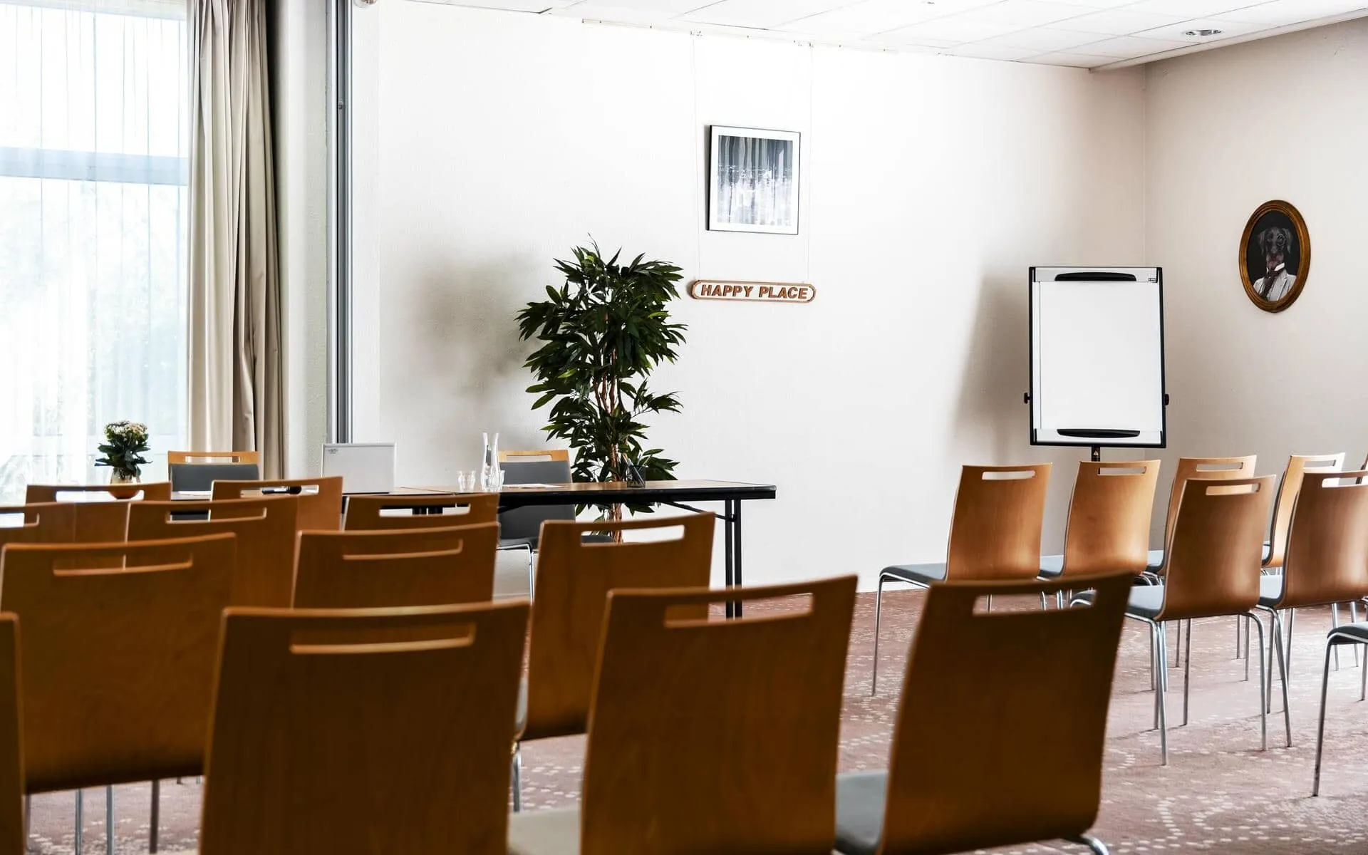 des rangées de chaises devant un panneau "happy place"