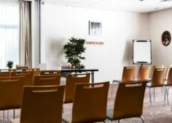 des rangées de chaises devant un panneau "happy place"