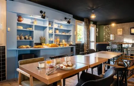 une table sur laquelle se trouve une assiette de nourriture dans un restaurant