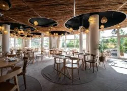 un restaurant avec des tables et des chaises et un plafond en osier