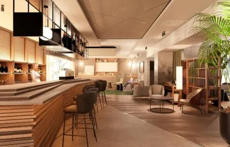 une femme se tient derrière le bar d'un restaurant