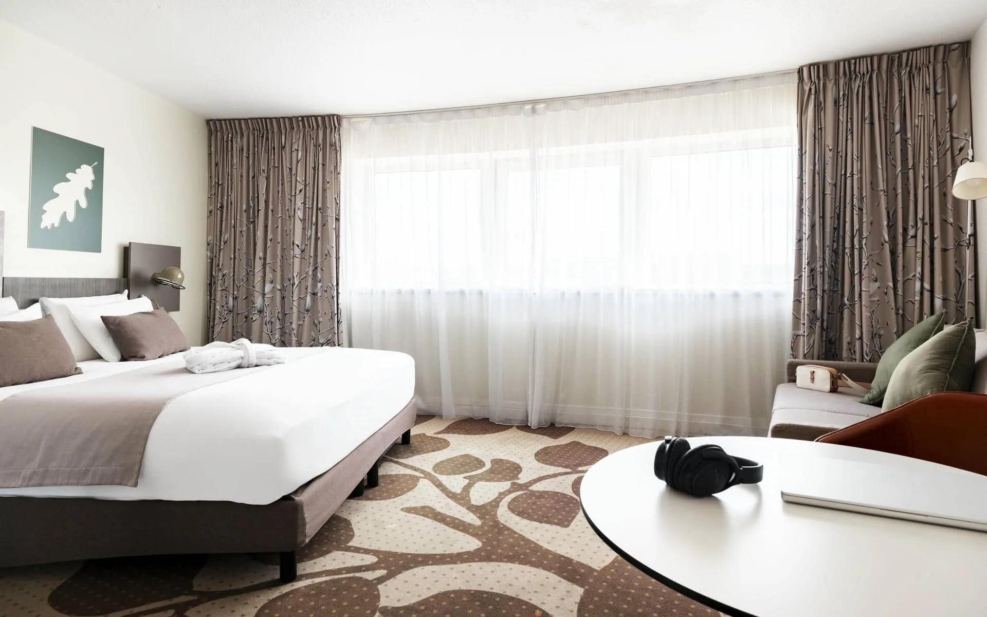 une chambre d'hôtel avec un grand lit et un canapé