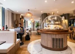 un homme assis à une table dans un restaurant utilise un ordinateur portable