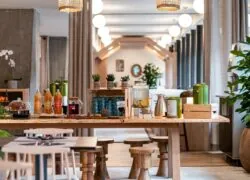 une table avec des bouteilles de jus d'orange