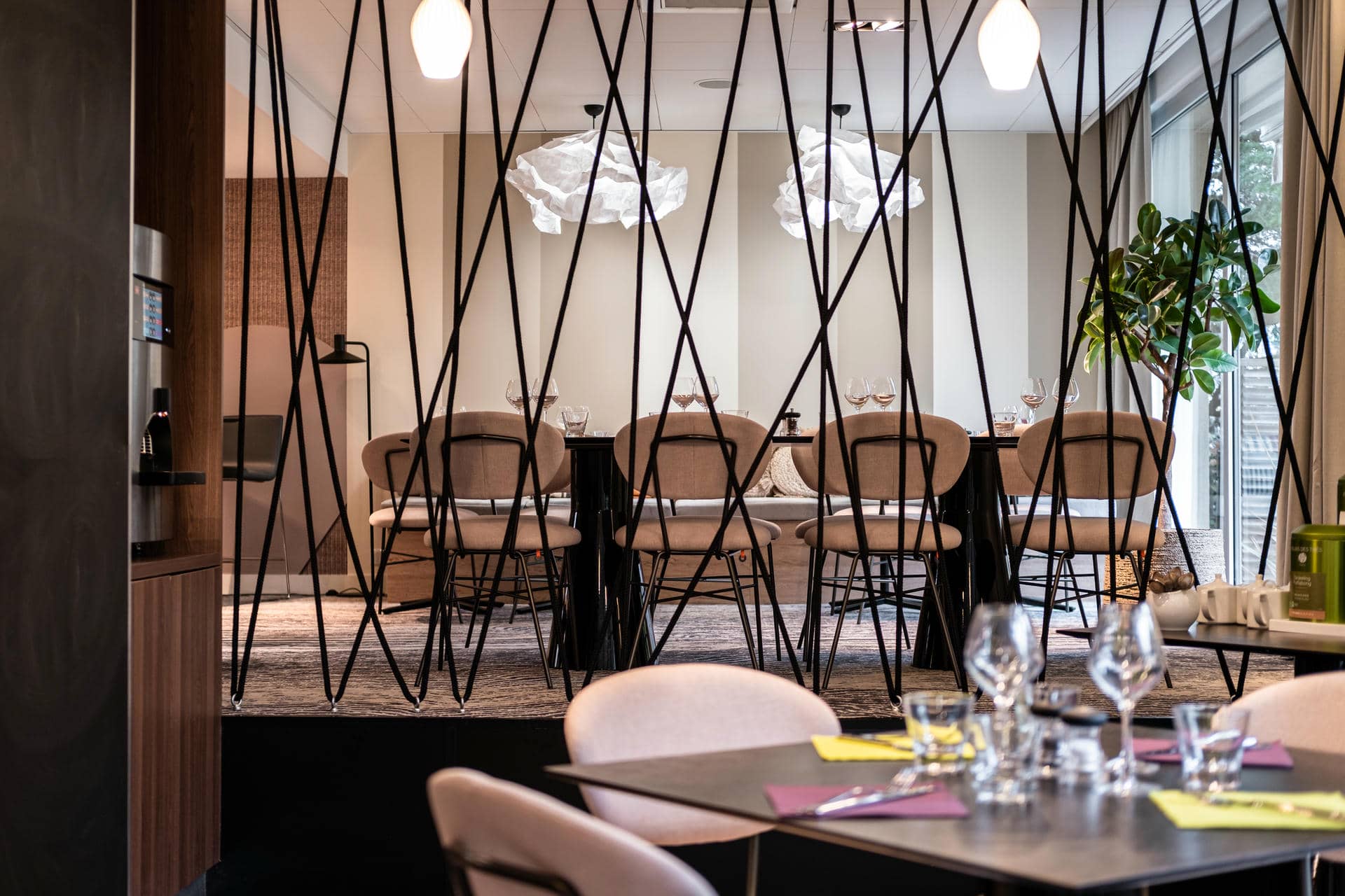 une salle à manger avec des tables et des chaises derrière une clôture grillagée