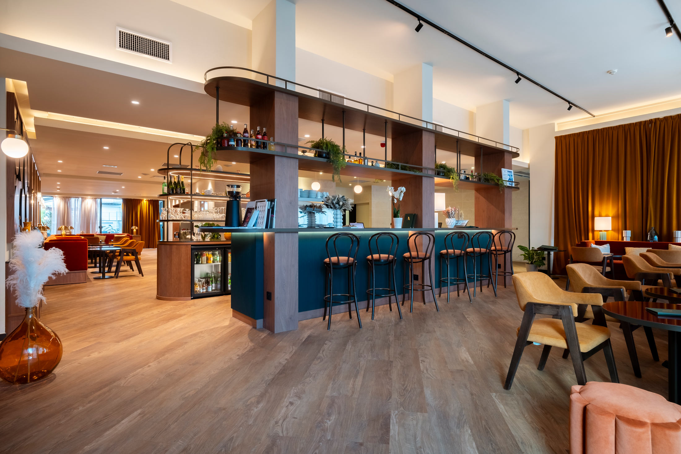 un restaurant avec un bar et des chaises