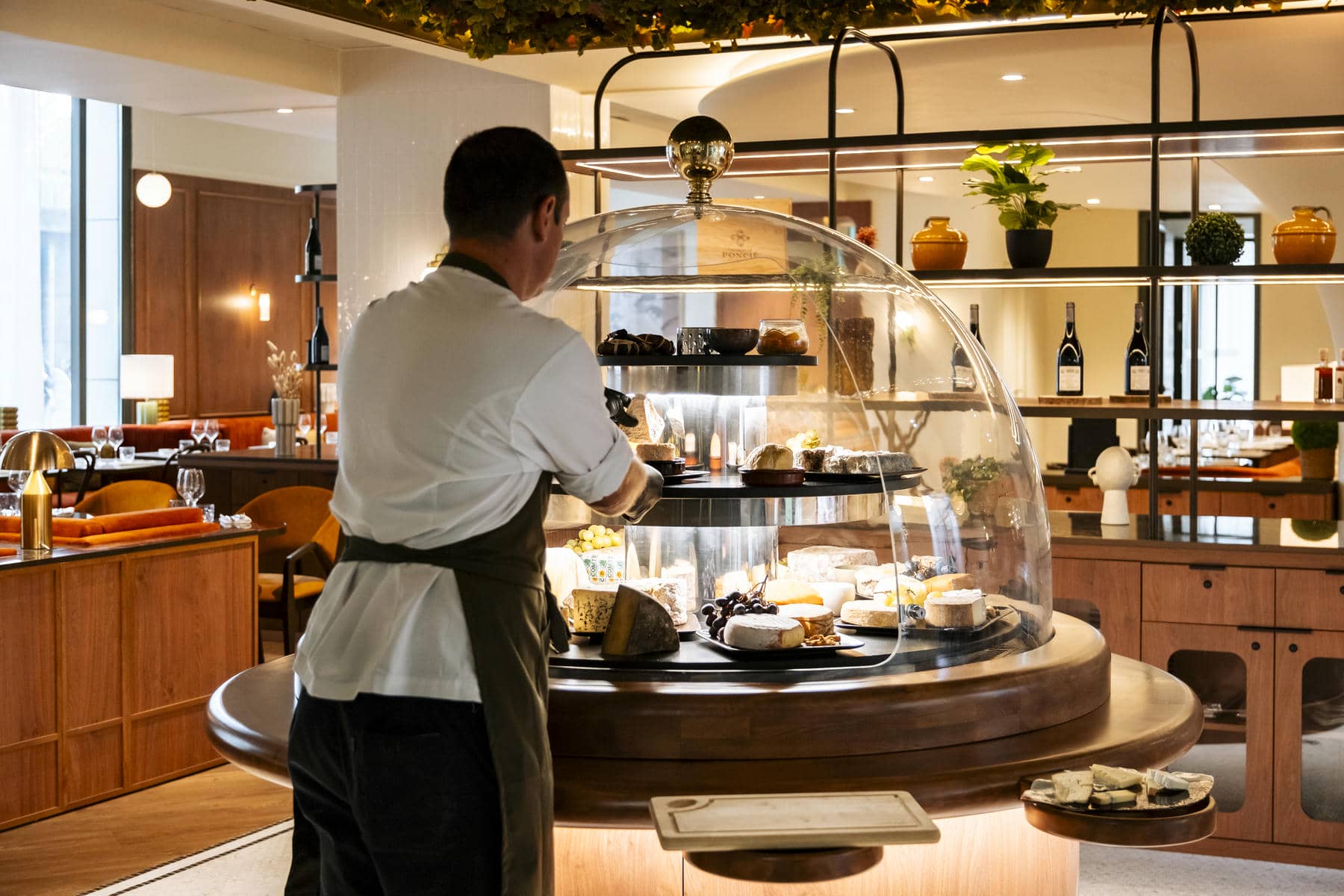 un homme debout devant un dôme de verre rempli de nourriture
