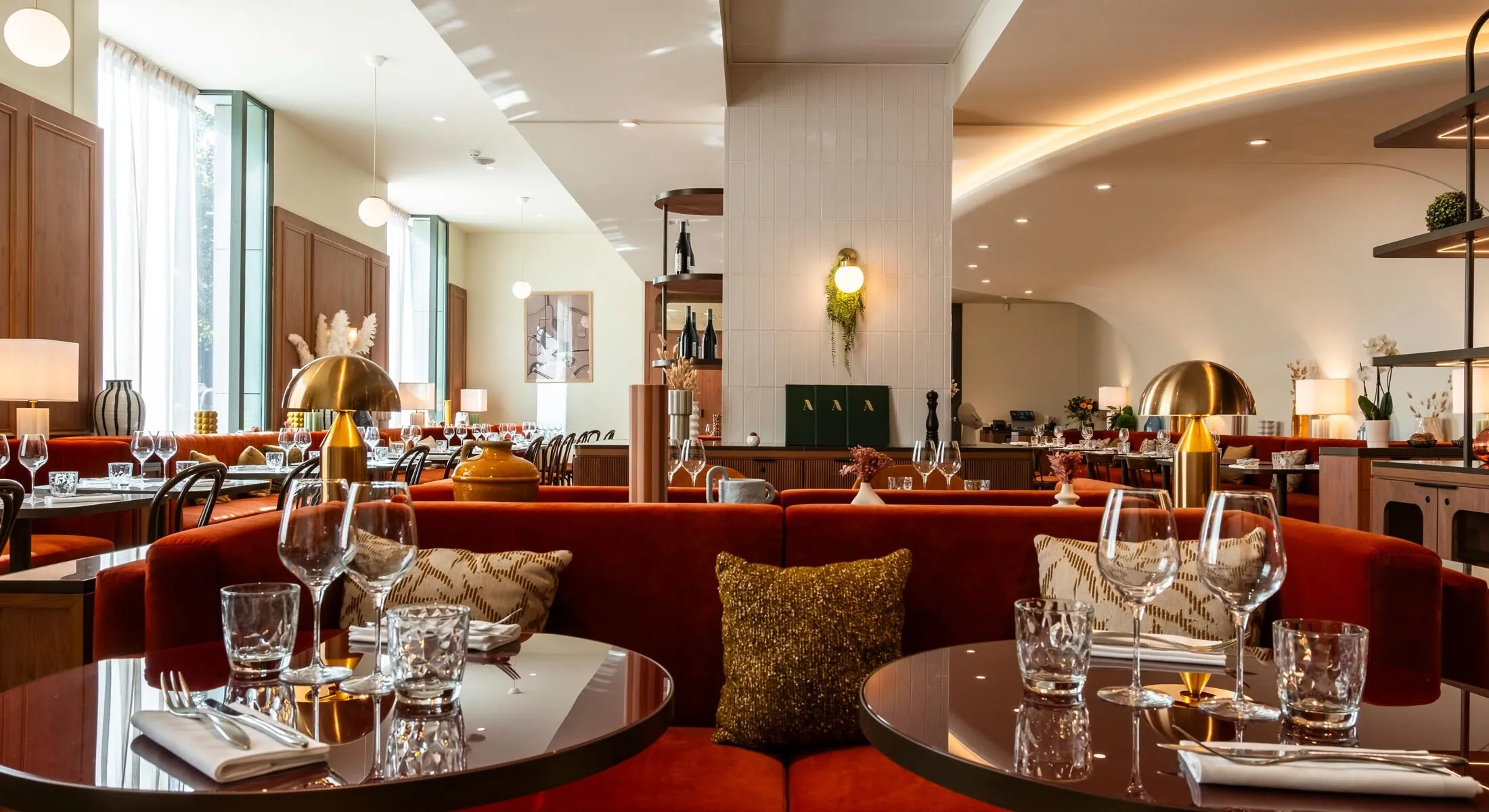 un restaurant avec des tables et des chaises et un canapé rouge