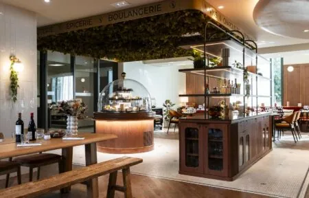 un restaurant avec le mot boulangerie au plafond