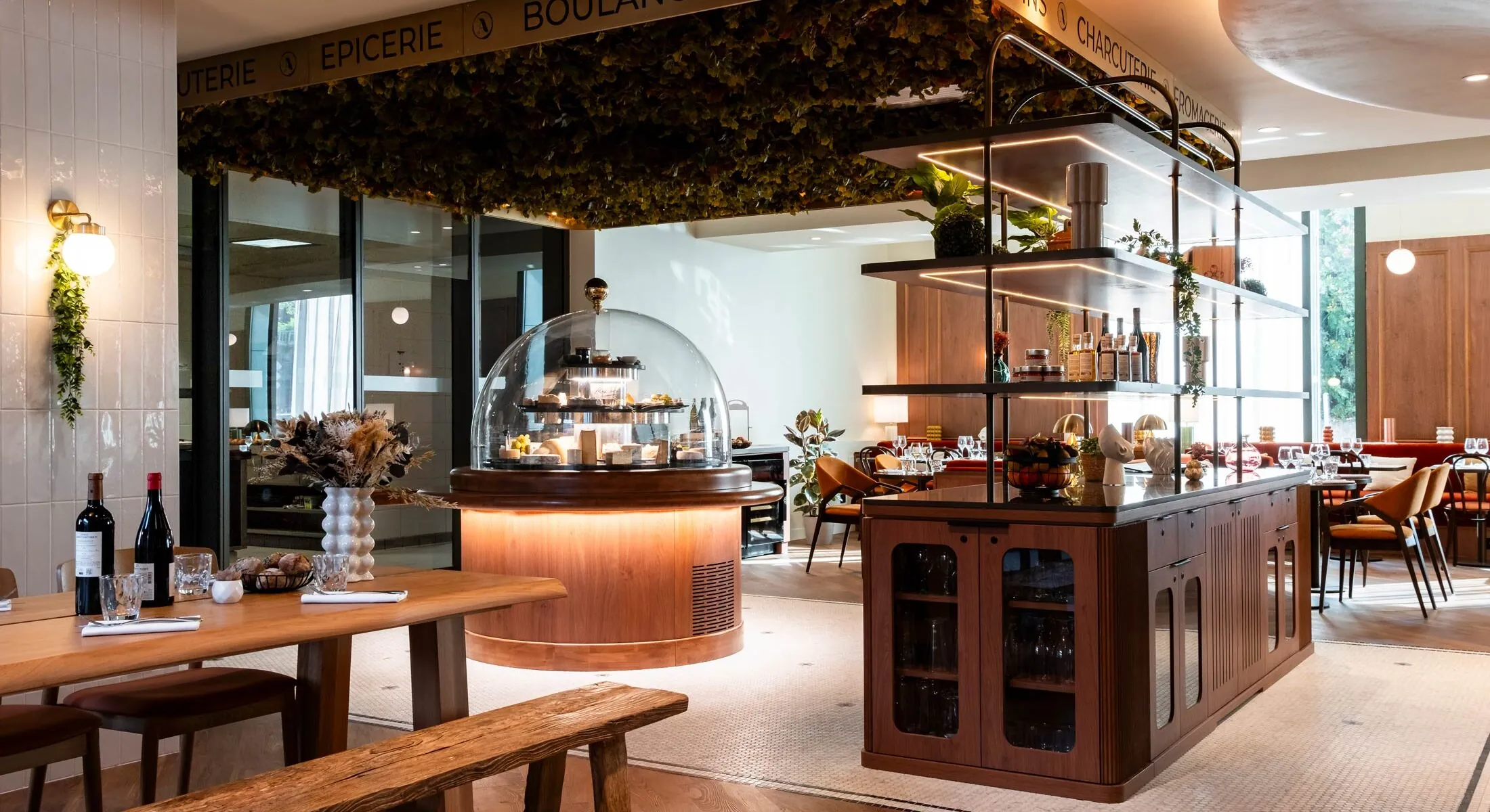 un restaurant avec le mot boulangerie au plafond