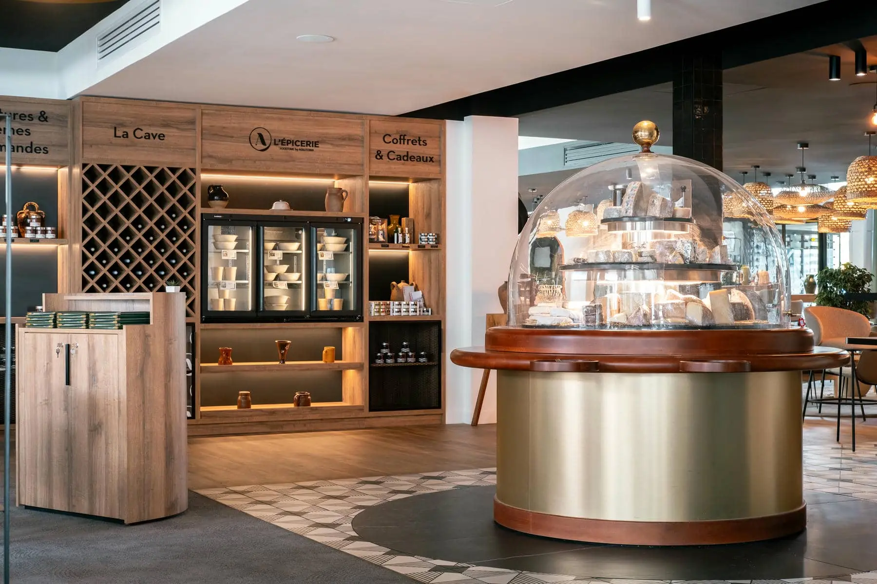 un restaurant avec une exposition de coffrets et de cadeaux