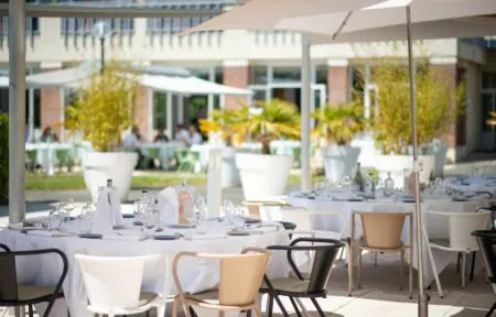 une table sur laquelle se trouve une bouteille de vin rose