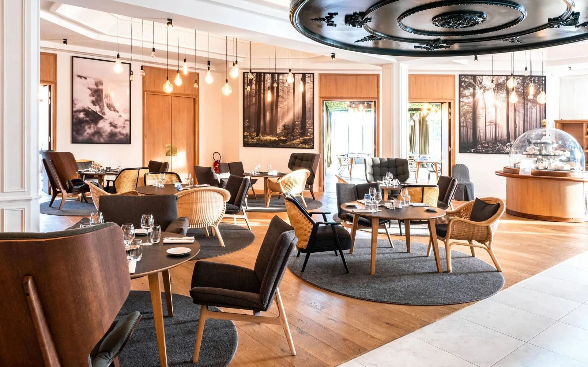 une salle à manger avec des tables et des chaises et des tableaux au mur
