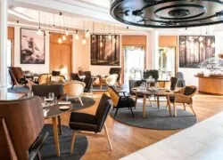 une salle à manger avec des tables et des chaises et des tableaux au mur