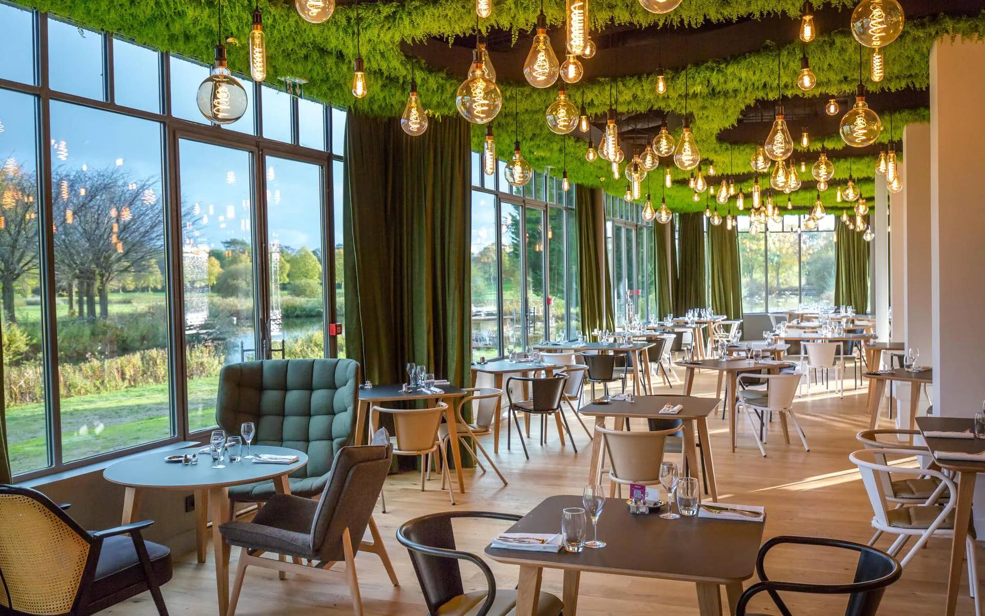 un restaurant avec des tables et des chaises et un plafond vert