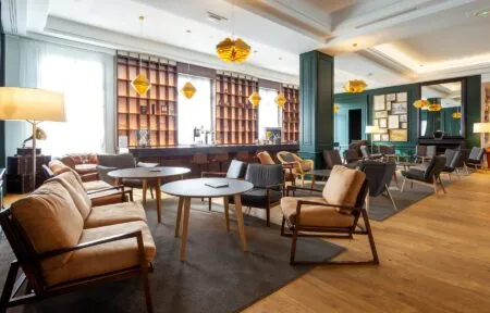 une grande salle avec des tables et des chaises et un bar