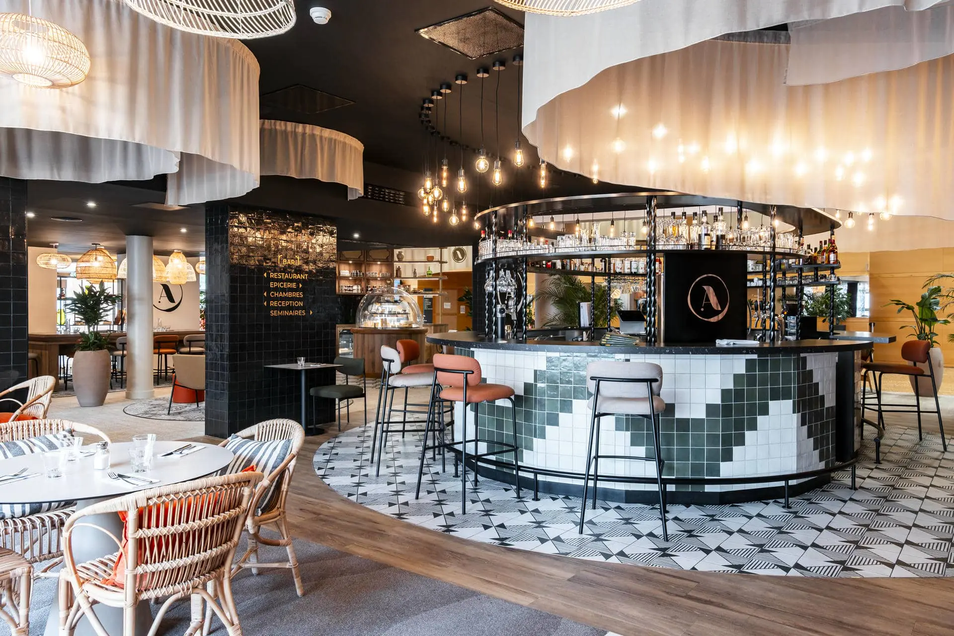 un restaurant avec tables et chaises et un grand bar