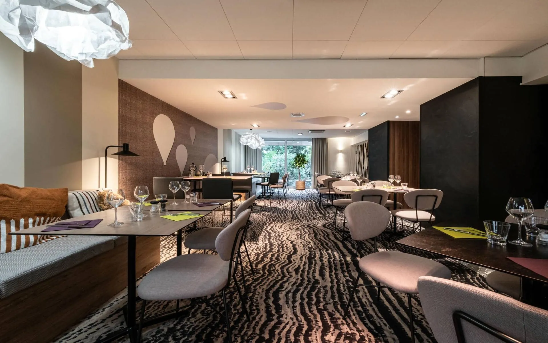 un restaurant avec des tables et des chaises et une moquette zébrée