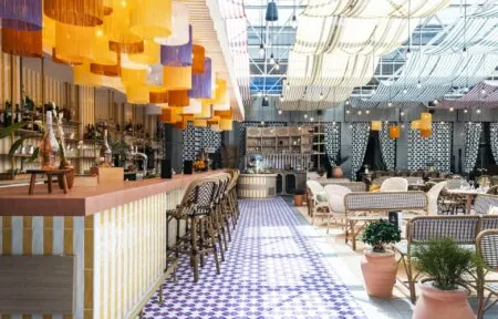 un restaurant avec un sol à carreaux violets et jaunes