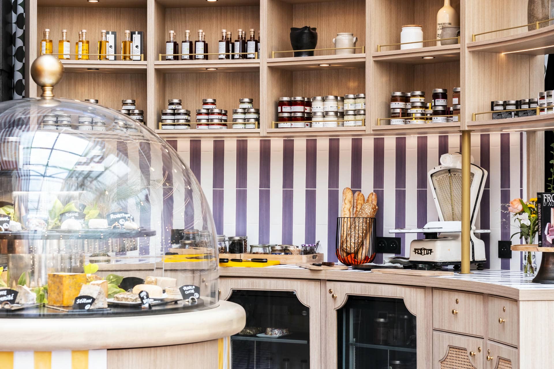 un dôme de verre présente une variété de produits alimentaires, y compris du fromage