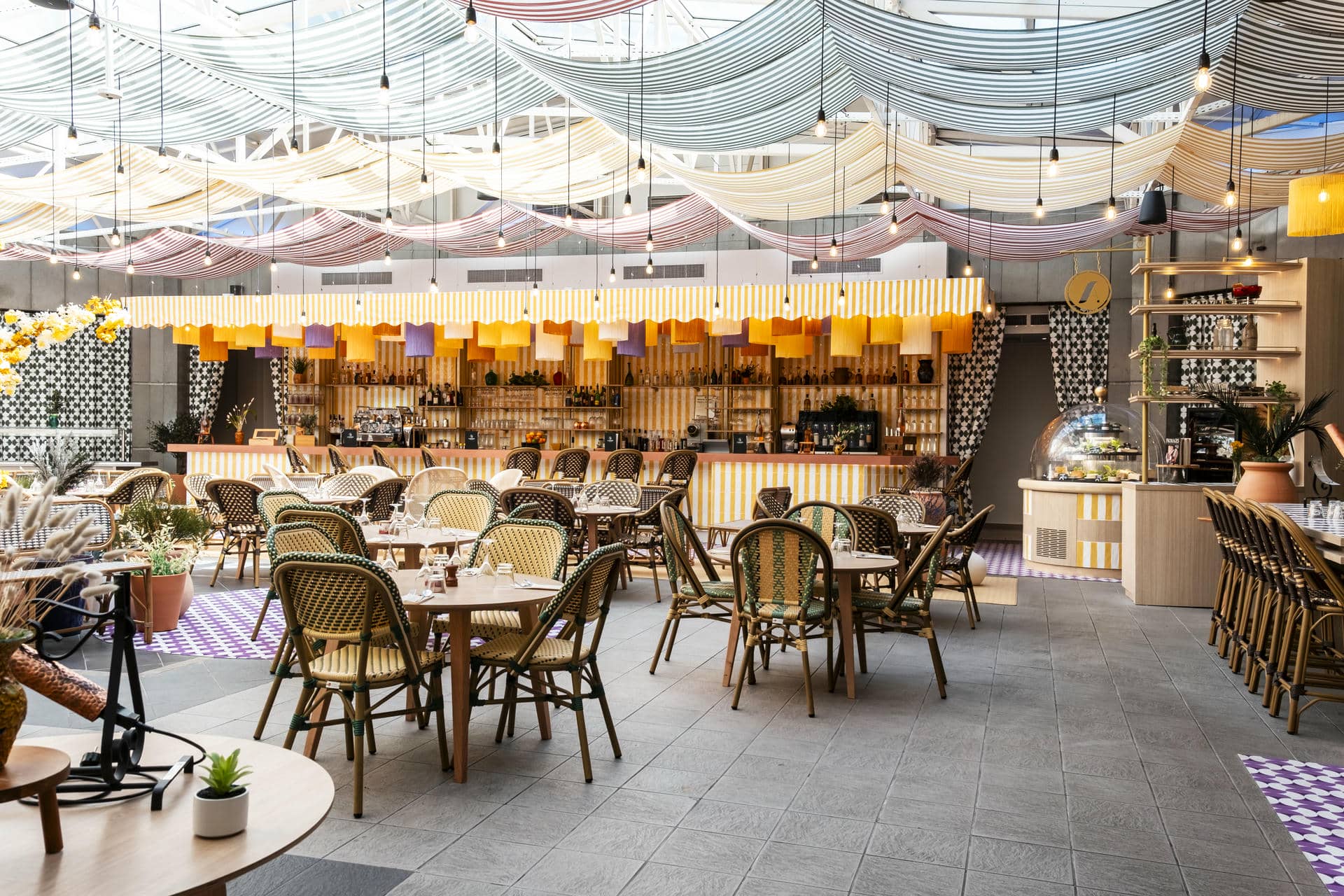 un restaurant avec tables et chaises et un bar