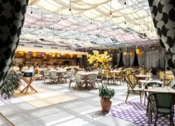 un restaurant avec des tables et des chaises et un tapis violet