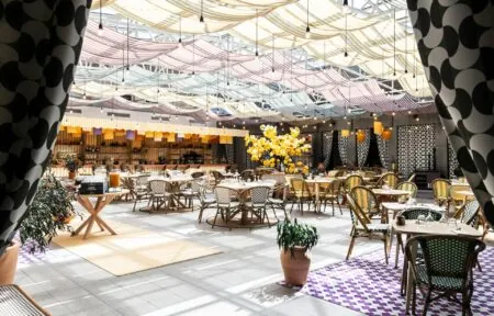 un restaurant avec des tables et des chaises et un tapis violet