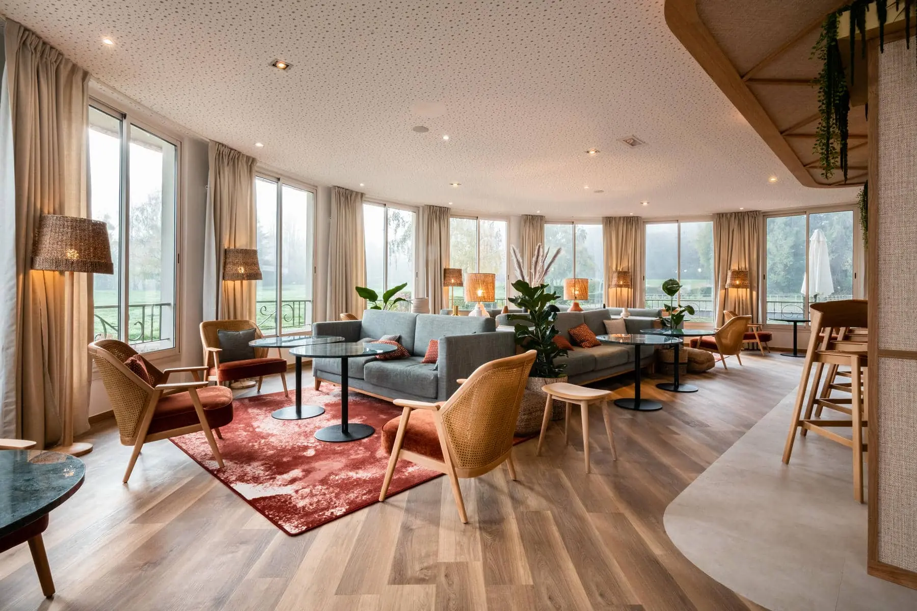 un salon avec un canapé, des chaises et des tables