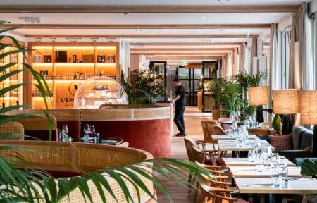 un restaurant dont l'enseigne porte l'inscription " l' epi "