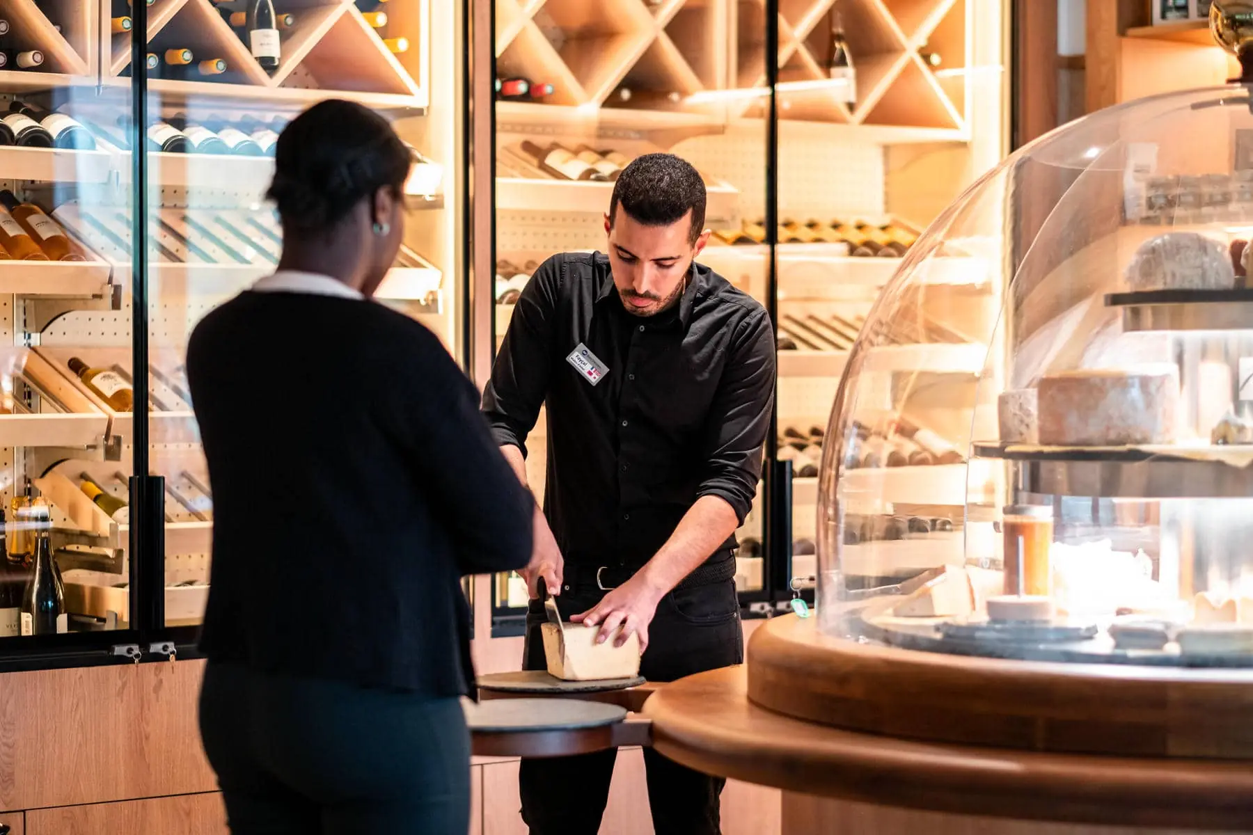 un homme vêtu d'une chemise noire et portant un badge sur lequel est inscrit " Pierre "