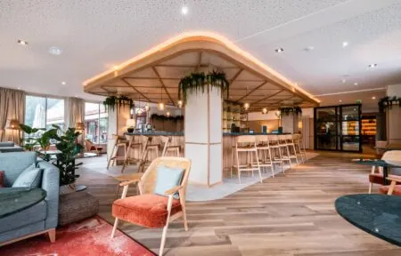 une pièce avec un bar et des chaises