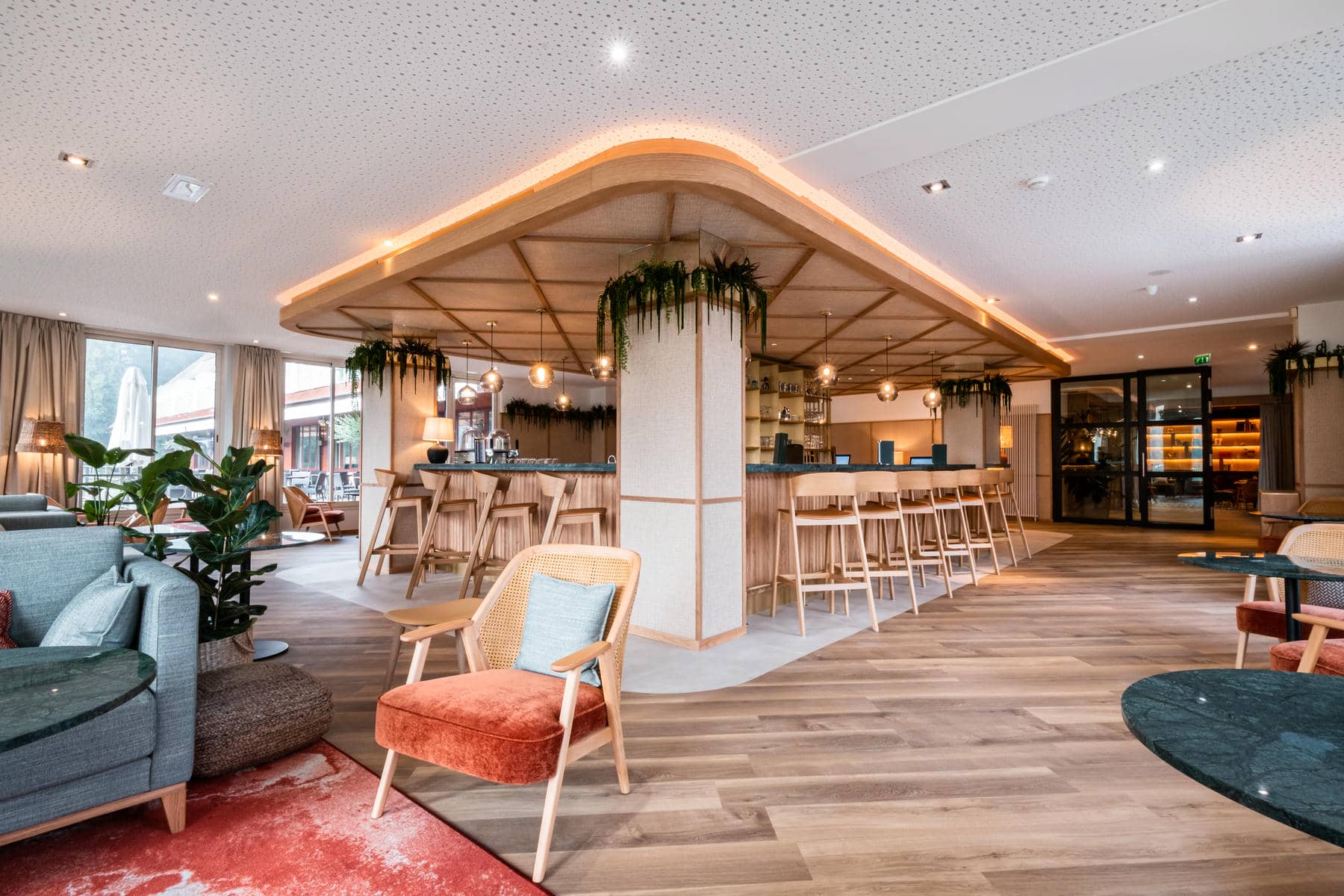 une pièce avec un bar et des chaises