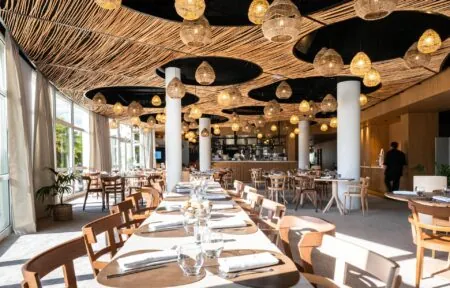 un restaurant avec des tables et des chaises et un plafond en paille