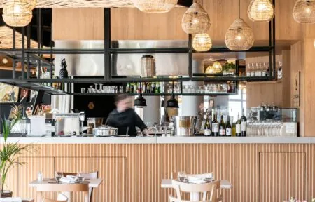 une image floue d'un restaurant avec une enseigne portant l'inscription " a "