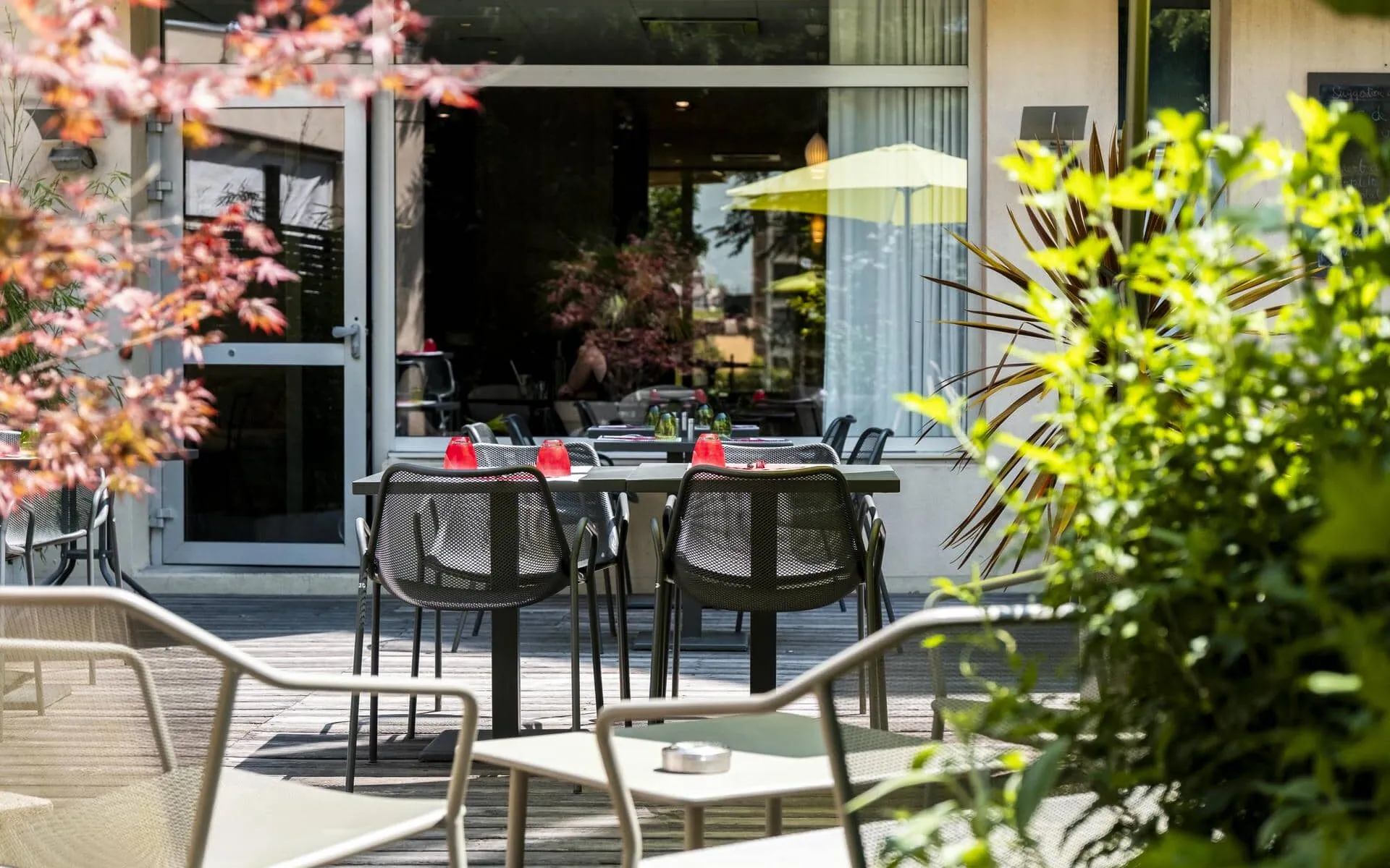 un restaurant avec des tables et des chaises et un parasol jaune