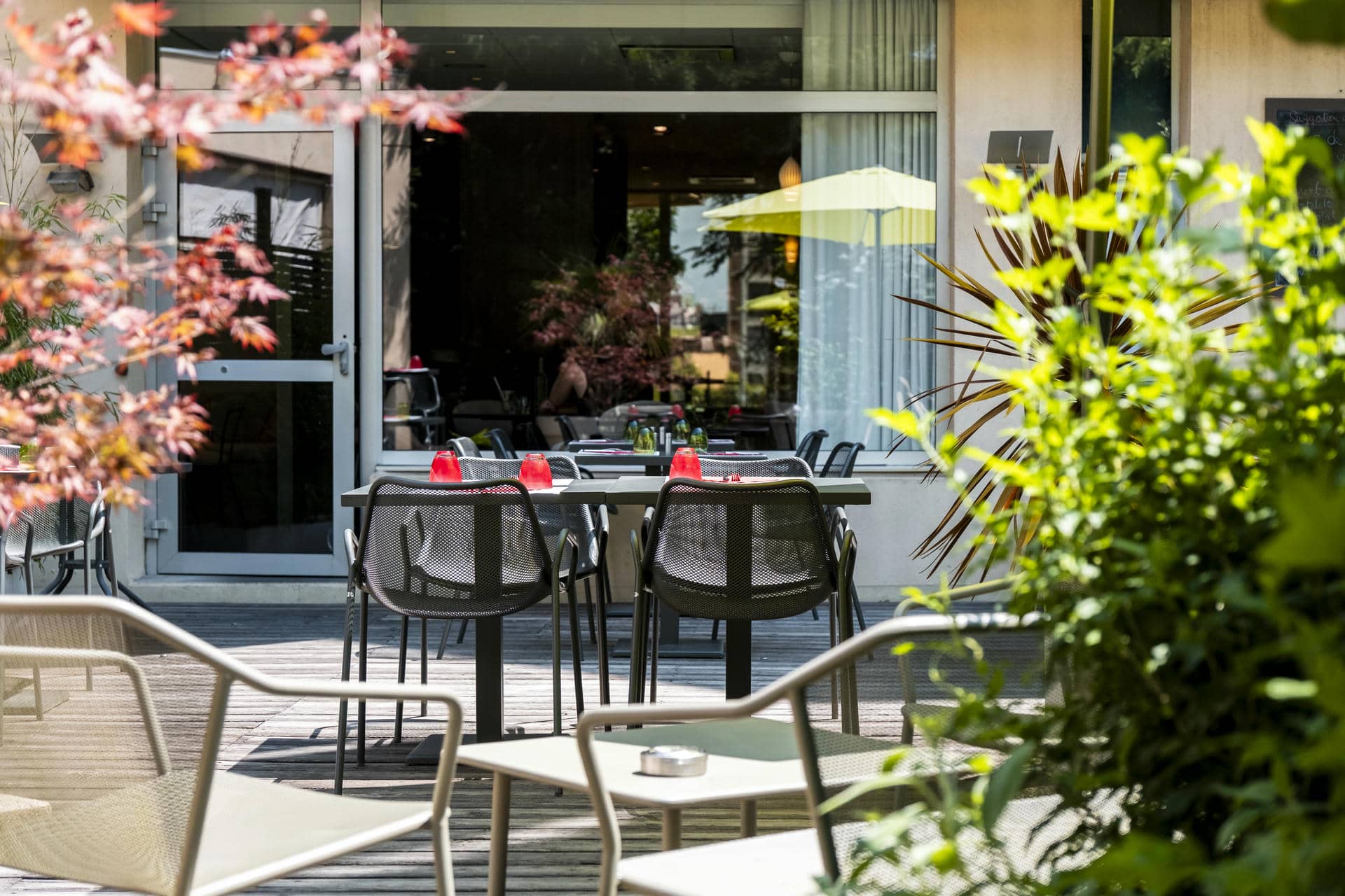 un restaurant avec des tables et des chaises et un parasol jaune
