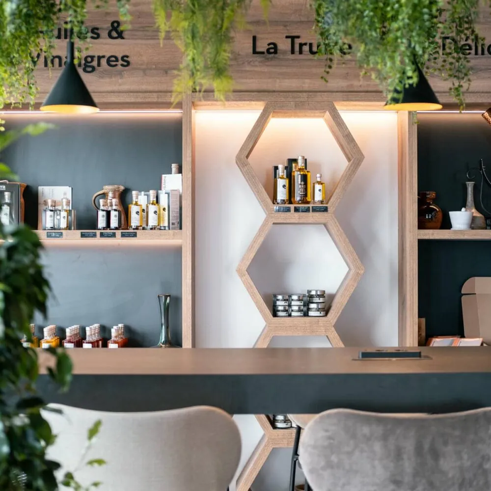 un magasin dont l'enseigne porte l'inscription "la trume"