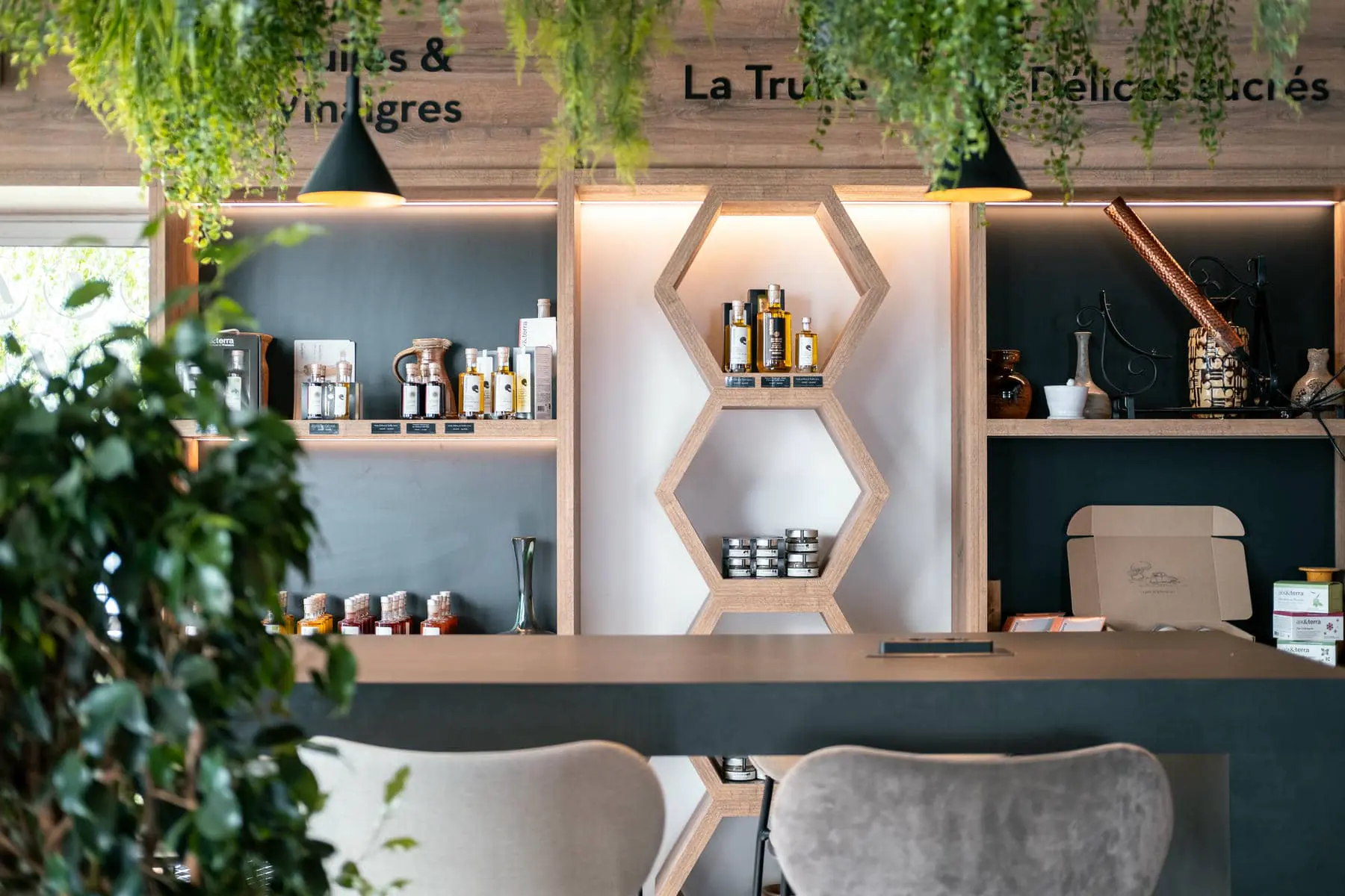 un magasin dont l'enseigne porte l'inscription "la trume"