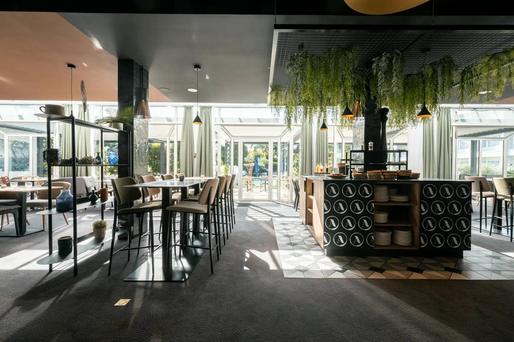 un restaurant avec des tables et des chaises et un comptoir orné de cercles
