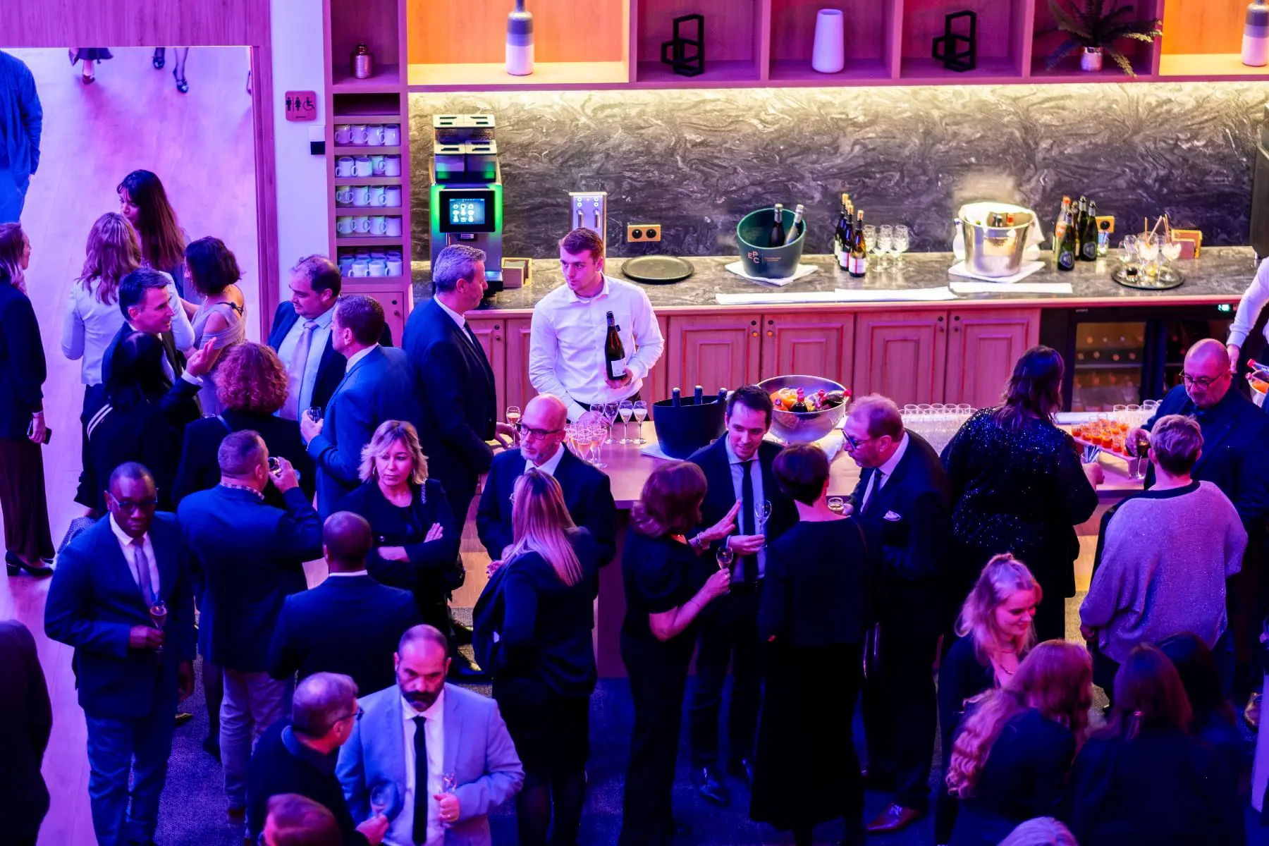 vue du rez-de-chaussée de l’atrium, avec focus sur l’espace buffet et le service boissons lors d’un séminaire