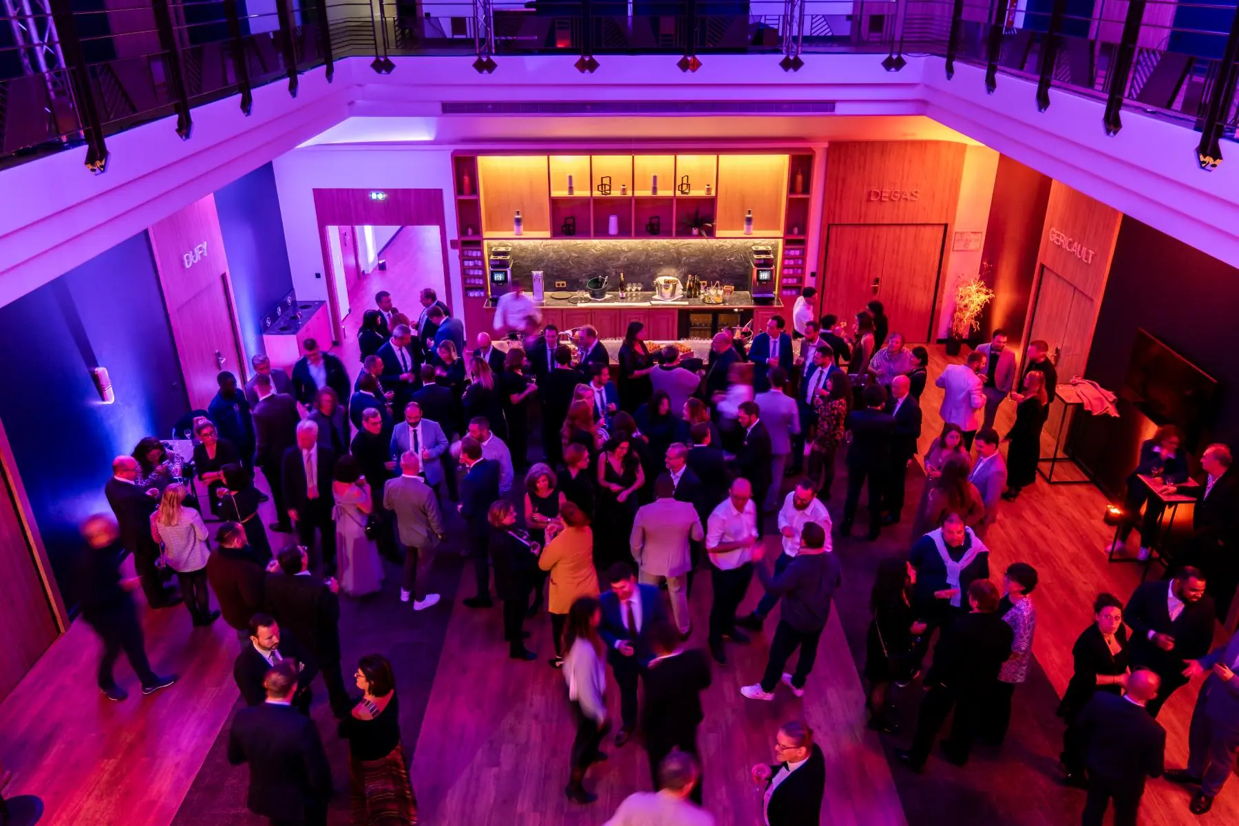 vue en contre-plongée de l’atrium lors d’un séminaire, buffet et ambiance soirée