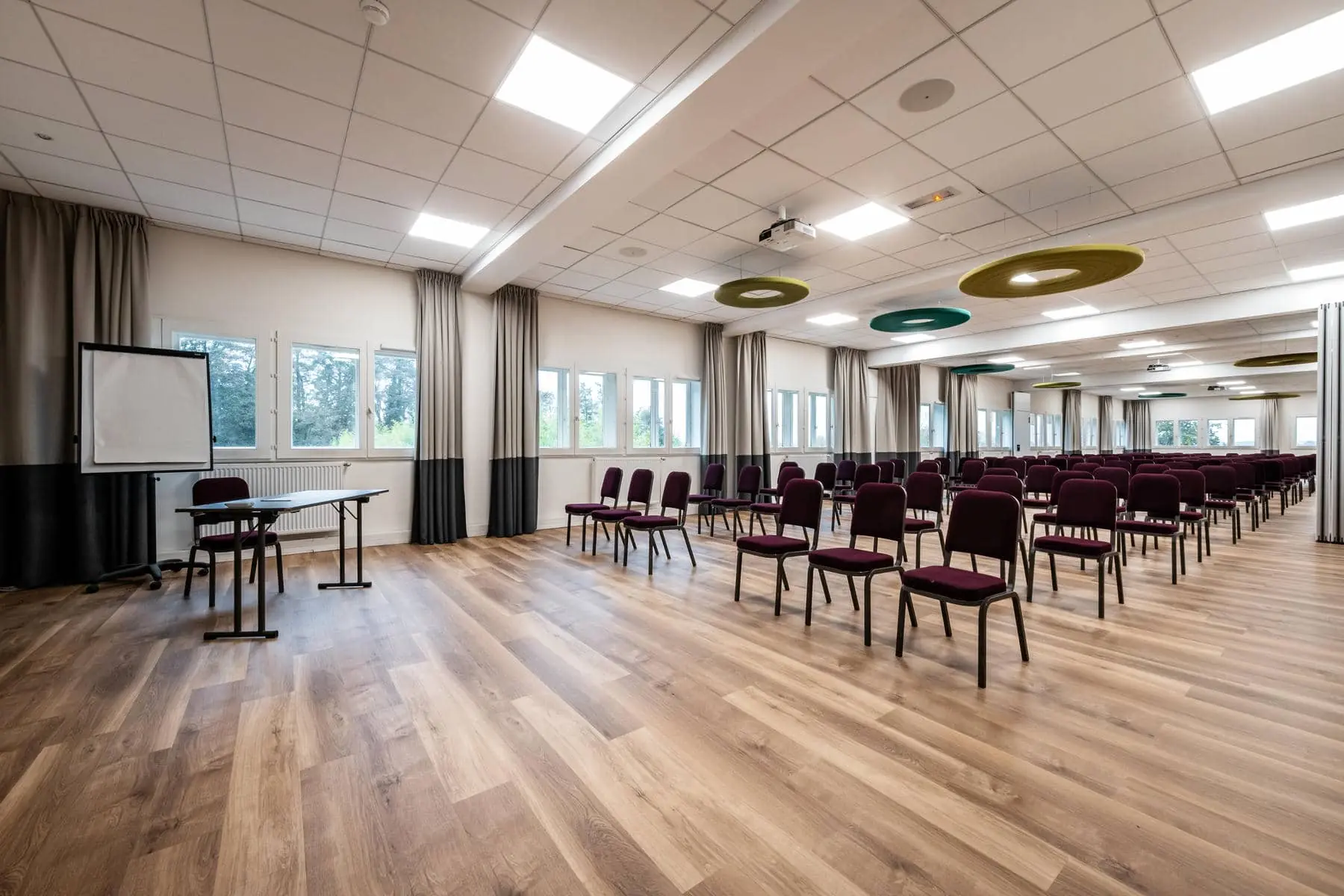 une grande salle de conférence avec des rangées de chaises et de tables