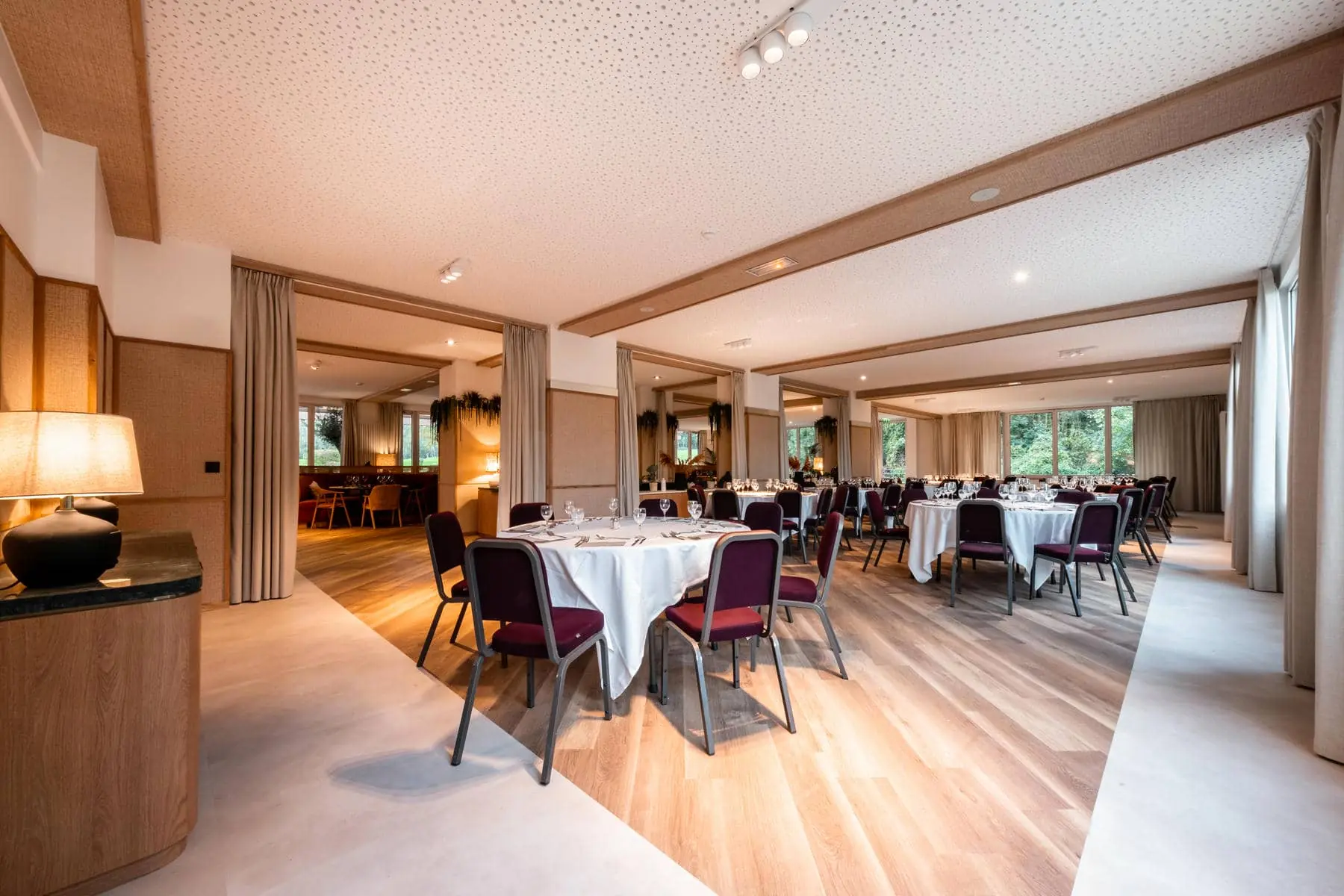 une grande salle avec des tables et des chaises pour un banquet