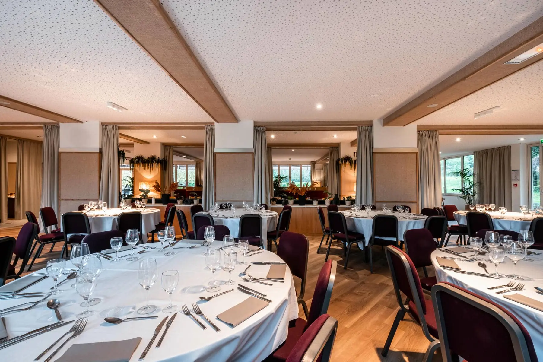 une grande salle avec des tables et des chaises pour un banquet