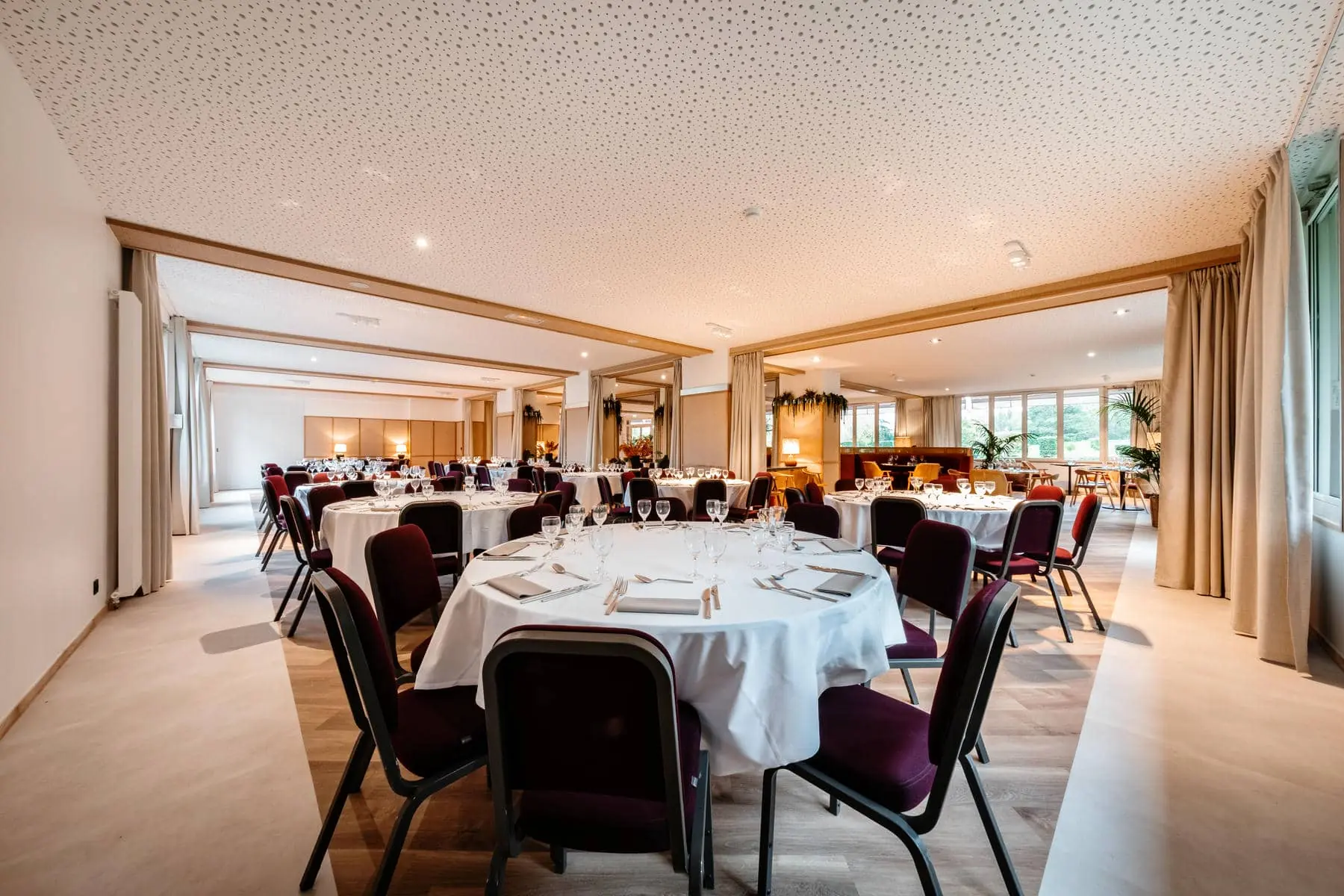 une grande salle avec des tables et des chaises pour un banquet