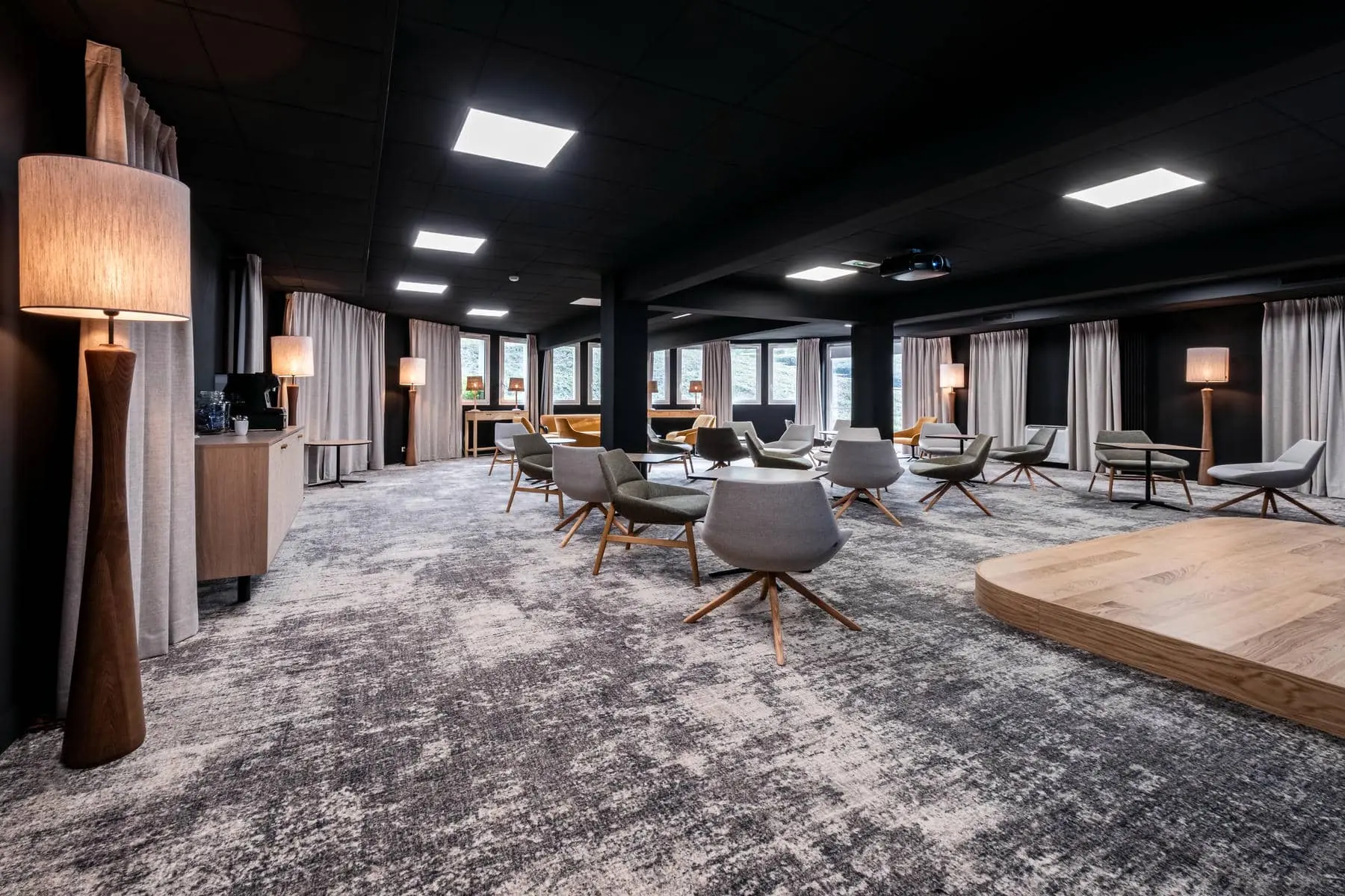 une grande salle avec beaucoup de chaises et de tables