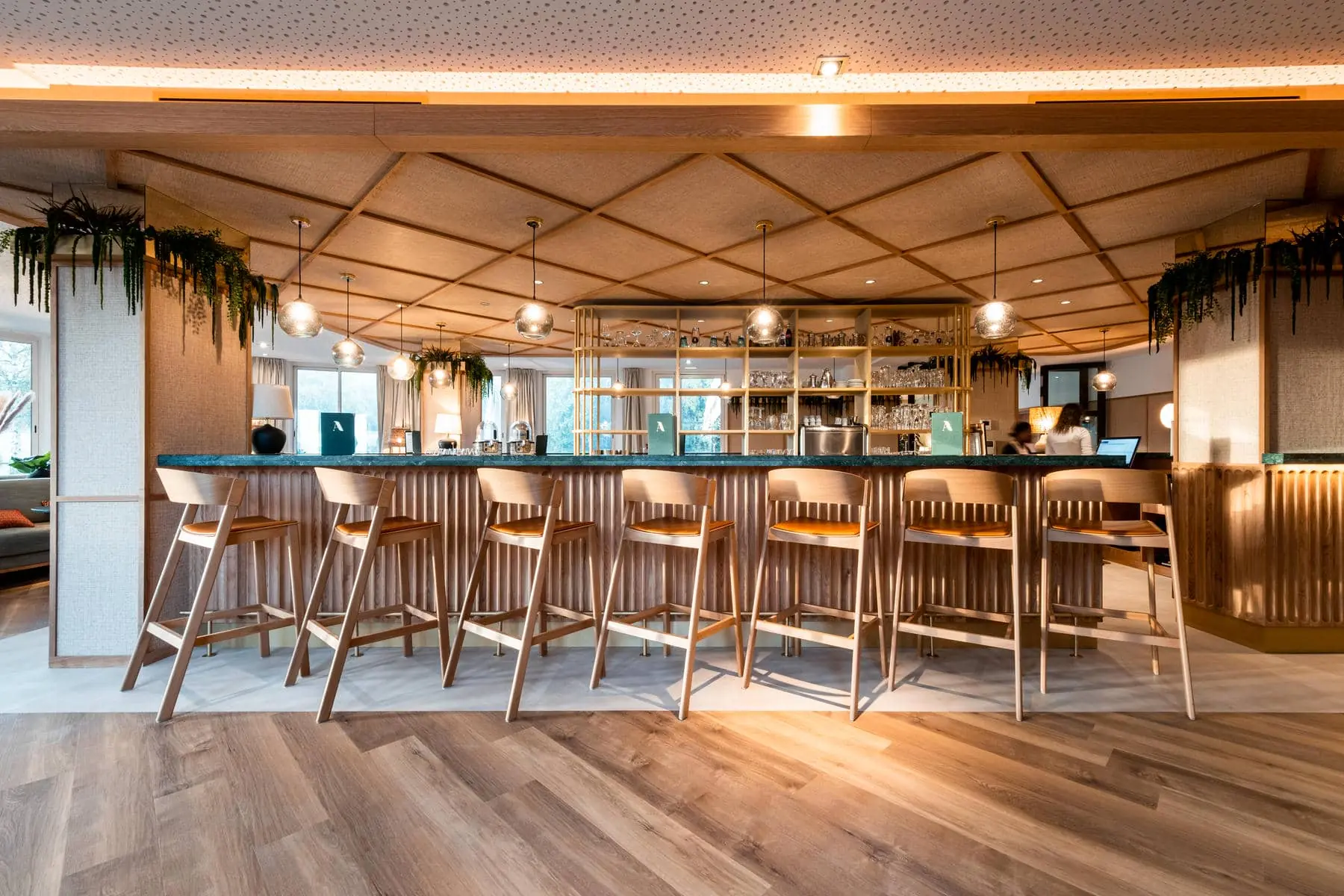 un bar avec un panneau sur lequel est écrit " nespresso "